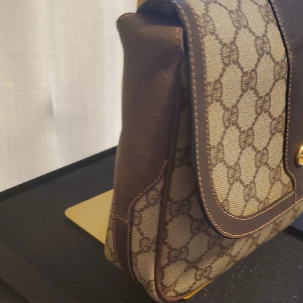 G19- Gucci Shoulder Bag/Crossbody - Picture 6 of 11